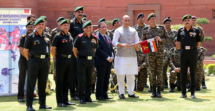 Defence Minister flags-off expeditions to Mt Everest & Mt Kangchenjunga – India Strategic Defence Minister flags-off expeditions to Mt Everest & Mt Kangchenjunga – India Strategic
